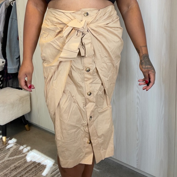 Front Tie Skirt. Needs to be ironed or steamed - Picture 4 of 5